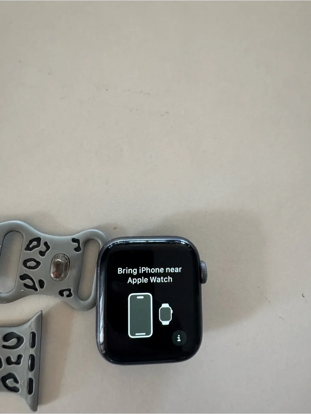 Apple Watch Series 5 40mm Aluminum Silver Case with Gray Leopard Band